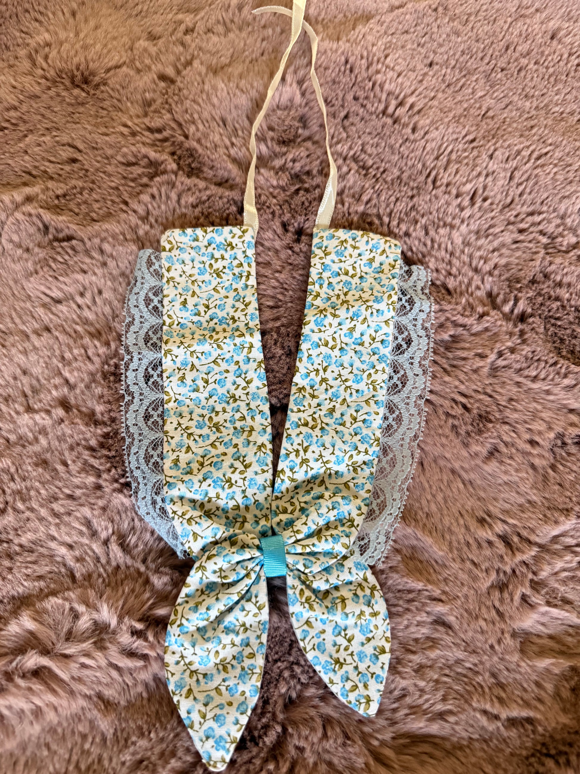 Lace neckwear for girls
